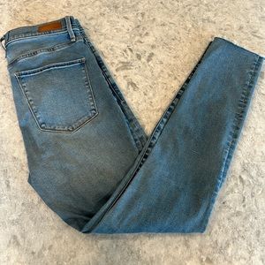 Abercrombie Ultra High Rise Super Skinny jeans size 28/6R